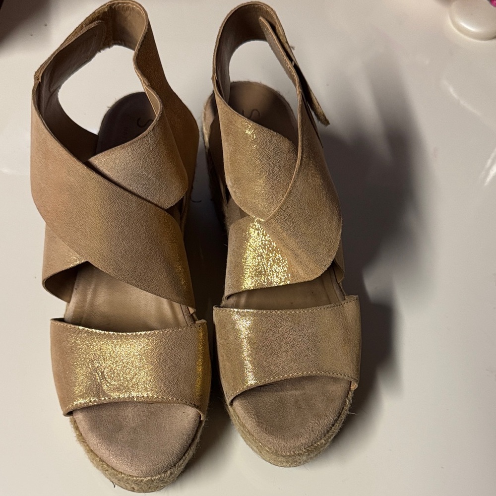 SOUL Naturalizer Elegant Gold Women's Wedge Heels Sandals - 👡